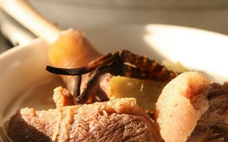 清燉冬蟲夏草雞湯:一口鮮到骨子里的秋冬養(yǎng)生方